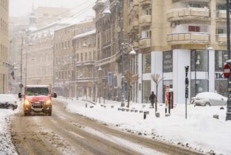 obligatiile-asociatiei-de-proprietari-cand-ninge-afara.-cine-este-responsabil-de-trotuarul-din-fata-blocului