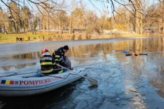 pompierii-intervin-in-parcul-romanescu-din-craiova-pentru-salvarea-unui-copil-de-cinci-ani-cazut-in-apa.-un-adult-a-intrat-dupa-el,-dar-nu-reusesc-sa-ajunga-la-mal