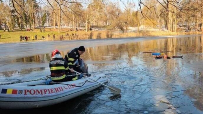 pompierii-intervin-in-parcul-romanescu-din-craiova-pentru-salvarea-unui-copil-de-cinci-ani-cazut-in-apa.-un-adult-a-intrat-dupa-el,-dar-nu-reusesc-sa-ajunga-la-mal