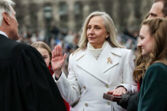 o-femeie-guvernator-rupe-protocolul-istoric-al-investirii