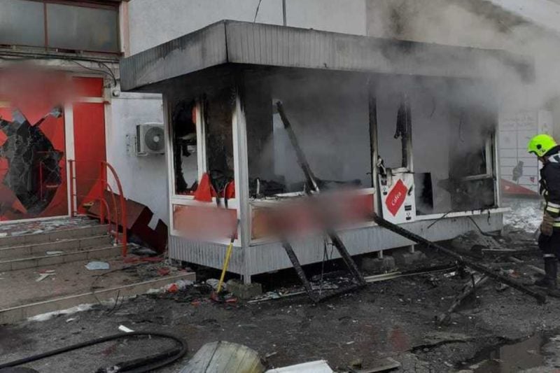 explozie-intr-o-placintarie-din-gherla,-dupa-un-incendiu.-geamurile-cladirilor-din-zona-au-fost-sparte
