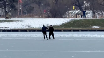 risc-major-la-constanta:-tineri-surprinsi-ca-se-plimba-periculos-pe-gheata-lacului,-in-ciuda-avertismentelor