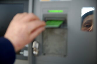 la-botosani,-o-persoana-a-scos-15.000-de-lei-dintr-un-bancomat-si-a-uitat-banii-pe-aparat