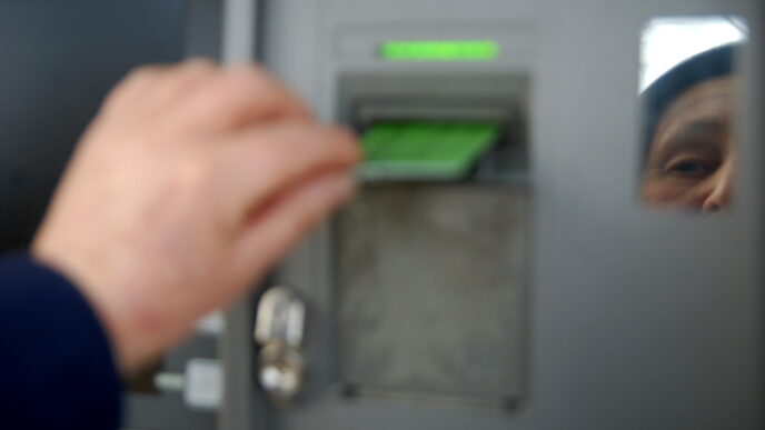 la-botosani,-o-persoana-a-scos-15.000-de-lei-dintr-un-bancomat-si-a-uitat-banii-pe-aparat