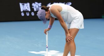 iga-swiatek,-imagini-neobisnuite-la-debutul-la-australian-open:-a-avut-probleme-cu-tinuta