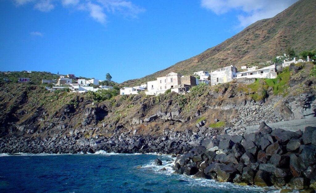 unde-se-afla-cea-mai-mica-scoala-din-italia:-se-redeschide-pentru-o-eleva-si-are-un-singur-profesor