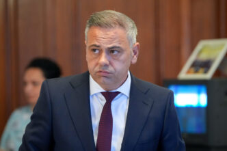 ministrul-agriculturii-ii-felicita-pe-protestatarii-romani-si-spune-ca-mancarea-nu-se-face-din-birouri-si-hartii