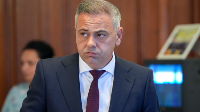 ministrul-agriculturii-ii-felicita-pe-protestatarii-romani-si-spune-ca-mancarea-nu-se-face-din-birouri-si-hartii