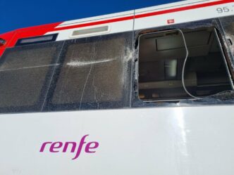 un-nou-incident-feroviar-in-spania.-un-tren-de-navetisti-s-a-izbit-de-o-macara