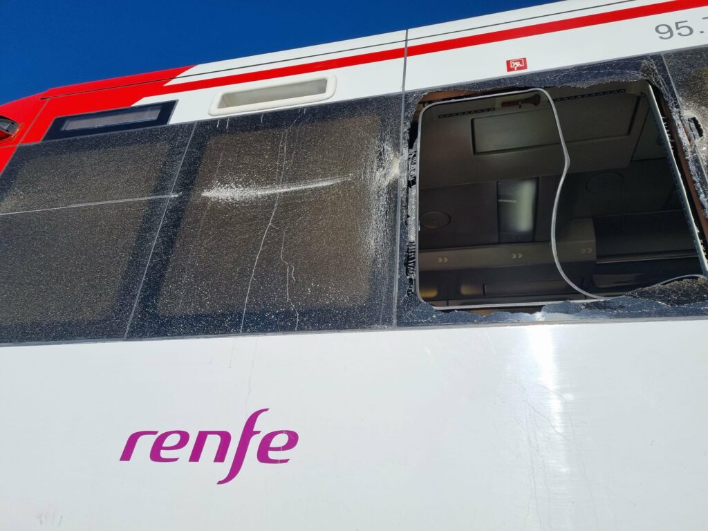 un-nou-incident-feroviar-in-spania.-un-tren-de-navetisti-s-a-izbit-de-o-macara