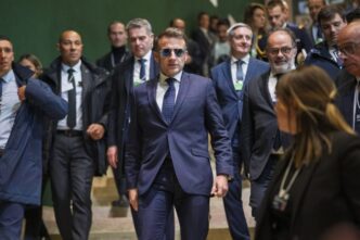 ochelarii-de-soare-purtati-de-macron-la-davos-au-facut-furori-site-ul-producatorului-a-fost-blocat-de-cumparatori.-cat-costa