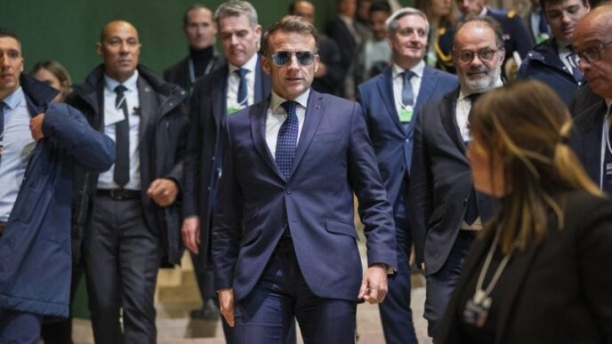 ochelarii-de-soare-purtati-de-macron-la-davos-au-facut-furori-site-ul-producatorului-a-fost-blocat-de-cumparatori.-cat-costa