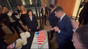 ce-spune-bolojan-despre-scena-in-care-simion-taie-un-tort-in-forma-groenlandei:-nici-noua-nu-ne-ar-fi-picat-bine