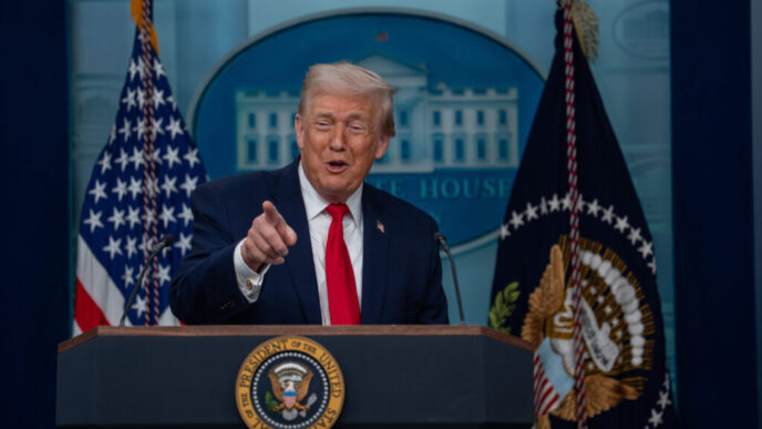 dupa-criticile-lui-keir-starmer,-trump-isi-ajusteaza-discursul-si-elogiaza-militarii-britanici