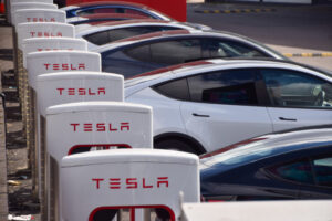 polonia-interzice-masinile-chinezesti-si-tesla-in-bazele-militare.-care-sunt-motivele-invocate