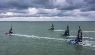 a-facut-inconjurul-pamantului-cu-barca-in-doar-40-de-zile-si-a-batut-recordul-printre-iceberg-uri,-valuri-de-10-metri-si-vant-de-peste-90km/h