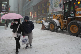 furtuna-puternica-din-sua-lasa-sute-de-mii-de-oameni-fara-energie-electrica.-mii-de-zboruri-au-fost-anulate