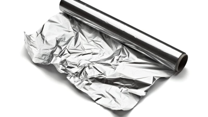 de-ce-folia-de-aluminiu-are-o-parte-mata-si-una-lucioasa.-care-este,-de-fapt,-varianta-corecta-de-utilizare