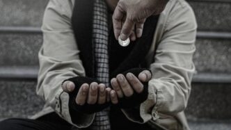 un-cersetor-din-germania-starneste-controverse-pe-internet.-a-iesit-la-cersit-imbracat-cu-geaca-de-mii-de-euro-si-incaltaminte-scumpa:-este-o-palma-pentru-toti-cei-cu-adevarat-nevoiasi