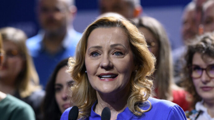 elena-lasconi-demisioneaza-de-la-sefia-usr-campulung:-nu-am-timp,-stau-cate-12-ore-la-primarie