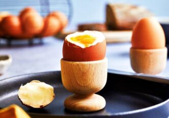 cum-sa-fierbi-ouale-ca-sa-se-decojeasca-instant:-metoda-veche-folosita-de-bunicile-noastre