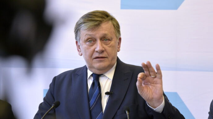 crin-antonescu-ii-raspunde-lui-cristian-tudor-popescu:-bolojenie-usoara!