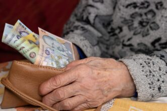 cine-sunt-pensionarii-romani-care-vor-primi-100-de-lei-in-plus-la-pensie,-lunar