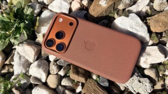 primaria-unei-comune-cu-2700-de-locuitori-a-luat-telefoane-iphone-17-pro-de-aproape-10000-de-euro.-alte-primarii-si-institutii-care-au-bagat-bani-publici-in-cele-mai-scumpe-terminale-apple