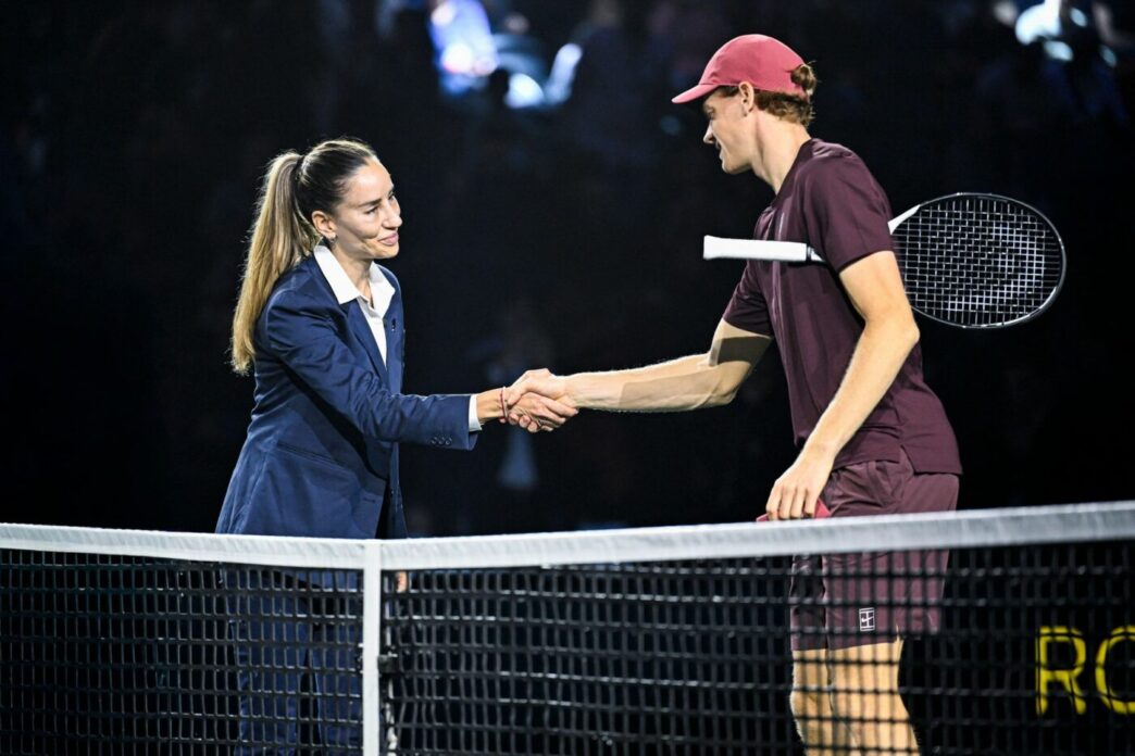 arbitrul-de-scaun-a-vazut-ce-are-jannik-sinner-la-el-si-i-a-interzis-pe-loc-sa-o-mai-poarte