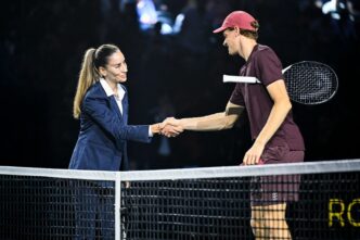 arbitrul-de-scaun-a-vazut-ce-are-jannik-sinner-la-el-si-i-a-interzis-pe-loc-sa-o-mai-poarte