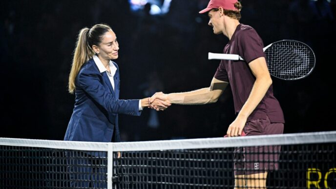arbitrul-de-scaun-a-vazut-ce-are-jannik-sinner-la-el-si-i-a-interzis-pe-loc-sa-o-mai-poarte