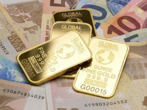 dupa-ce-a-depasit-pragul-de-5.000-dolari-pe-uncie,-aurul-se-apropie-de-un-nou-maxim-istoric