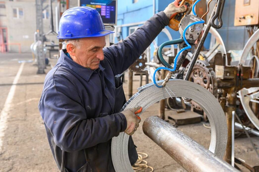 compania-bistriteana-betak-face-concedieri-masive.-peste-jumatate-dintre-angajati-isi-pierd-locurile-de-munca