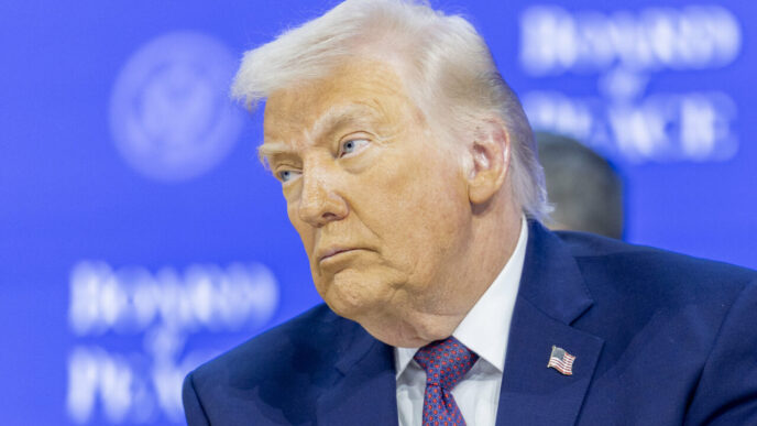 trump-a-indemnat-europa-sa-fie-foarte-precauta-din-cauza-problemelor-grave-legate-de-migratie-si-energia-verde