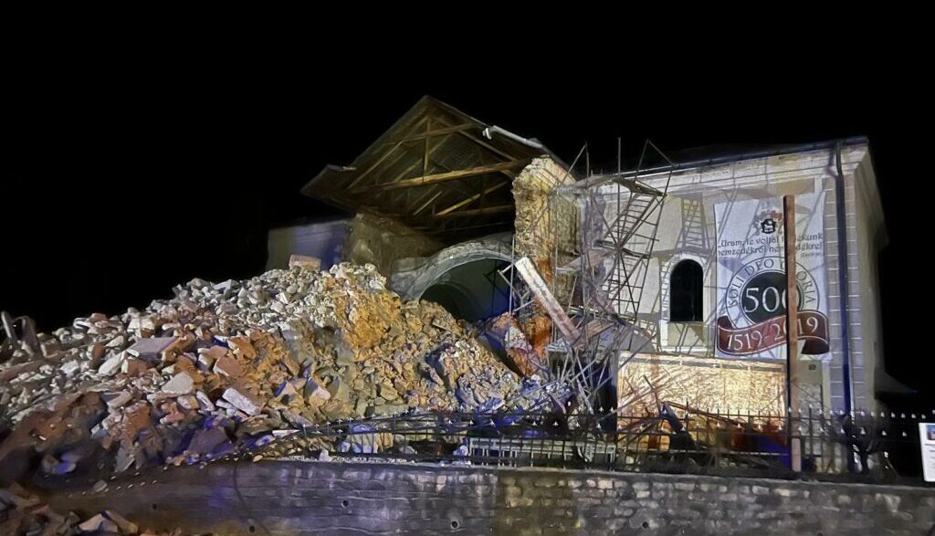 ancheta-pe-santierul-unde-s-a-prabusit-turnul-bisericii-reformate-din-orasul-cehu-silvaniei.-o-politista-a-fost-ranita