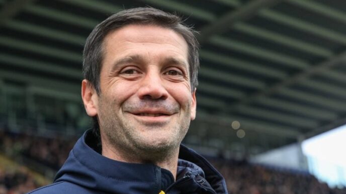 imagini-cu-cristi-chivu-in-timp-ce-duce-torta-olimpica-la-milano