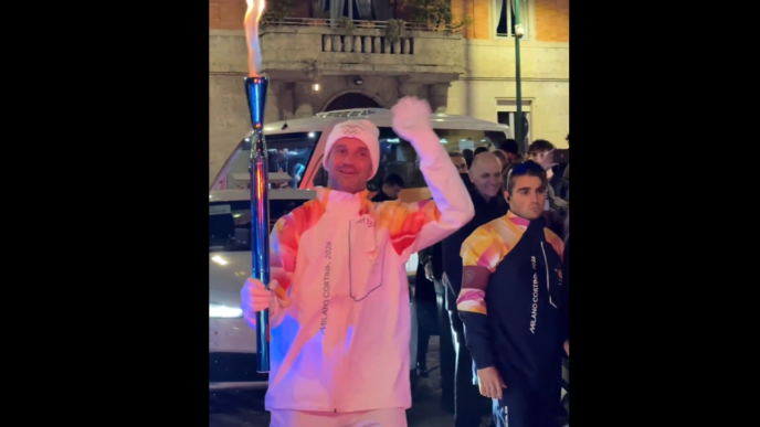 ce-onoare-pentru-romania:-cristi-chivu-a-purtat-flacara-olimpica!-imagini-de-colectie-de-la-milano