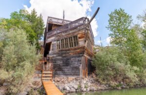 o-casa-construita-in-forma-corabiei-de-pirati-face-valva-pe-internet.-cat-costa-o-noapte-de-cazare