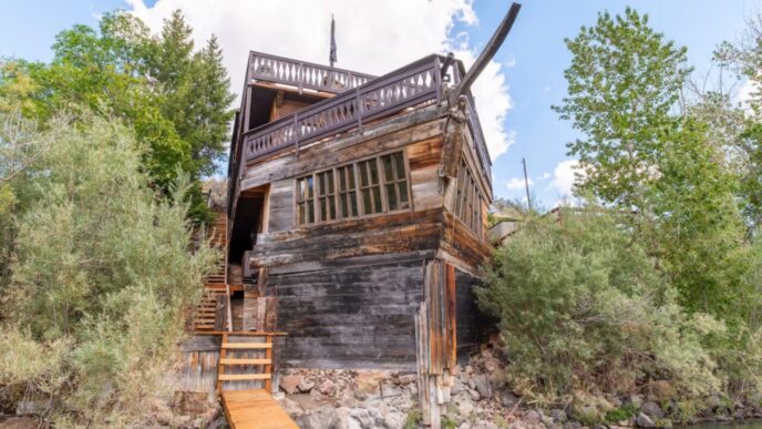 o-casa-construita-in-forma-corabiei-de-pirati-face-valva-pe-internet.-cat-costa-o-noapte-de-cazare