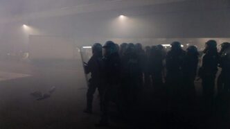 ciocniri-violente-la-milano,-din-cauza-agentilor-ice.-protestatarii-au-incercat-sa-intre-in-satul-olimpic,-politia-a-intervenit-cu-tunuri-cu-apa