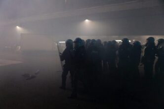 ciocniri-violente-la-milano,-din-cauza-agentilor-ice.-protestatarii-au-incercat-sa-intre-in-satul-olimpic,-politia-a-intervenit-cu-tunuri-cu-apa