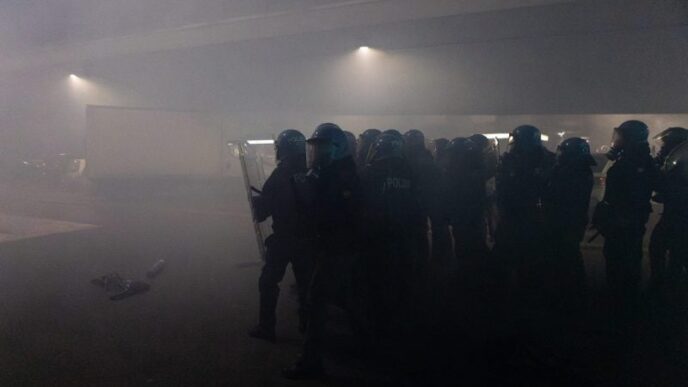 ciocniri-violente-la-milano,-din-cauza-agentilor-ice.-protestatarii-au-incercat-sa-intre-in-satul-olimpic,-politia-a-intervenit-cu-tunuri-cu-apa