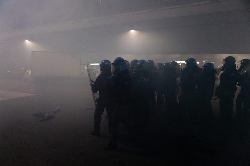 ciocniri-violente-la-milano,-din-cauza-agentilor-ice.-protestatarii-au-incercat-sa-intre-in-satul-olimpic,-politia-a-intervenit-cu-tunuri-cu-apa