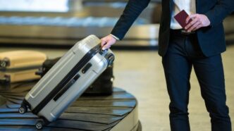 de-ce-se-recomanda-sa-ti-zgarii-valiza-inainte-de-zbor.-explicatia-unui-expert-in-securitate
