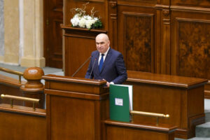 toate-cele-trei-motiuni-depuse-de-opozitie,-respinse.-bolojan:-educatia-universitara-inseamna-mai-mult:-calitatea,-competentele,-sansele-reale-pe-piata-muncii”-/-radu-miruta:-motiunea-de-azi-este-despre-un-subiect-inventat,-livrat-ca-un-spectacol-de-propa