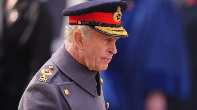 palatul-buckingham-anunta-ca-regele-charles-este-gata-sa-sprijine-politia-in-evaluarea-legaturilor-fostului-print-andrew-cu-epstein