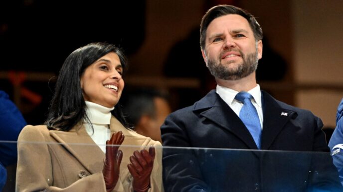 marea-campioana-nu-s-a-abtinut-dupa-ce-jd-vance-si-sotia-lui-usha-au-fost-huiduiti-copios-la-jocurile-olimpce