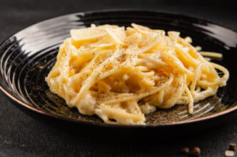 cum-se-prepara-cele-mai-cremoase-paste-quatro-formaggi,-in-30-de-minute.-lista-cu-ingredientele-necesare