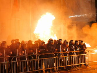cel-putin-16-politisti-raniti-si-13-arestari-dupa-protestele-violente-din-tirana