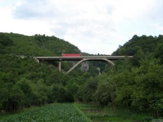 crivadia,-cel-mai-inalt-viaduct-rutier-din-romania.-are-peste-100-de-metri-inaltime-si-a-fost-construit-in-urma-cu-sase-decenii